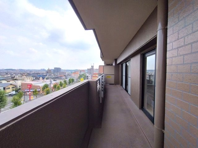 ユニーブル鹿山のバルコニー|屋根がついているのでお出かけ中にちょっとした雨に降られても安心です。