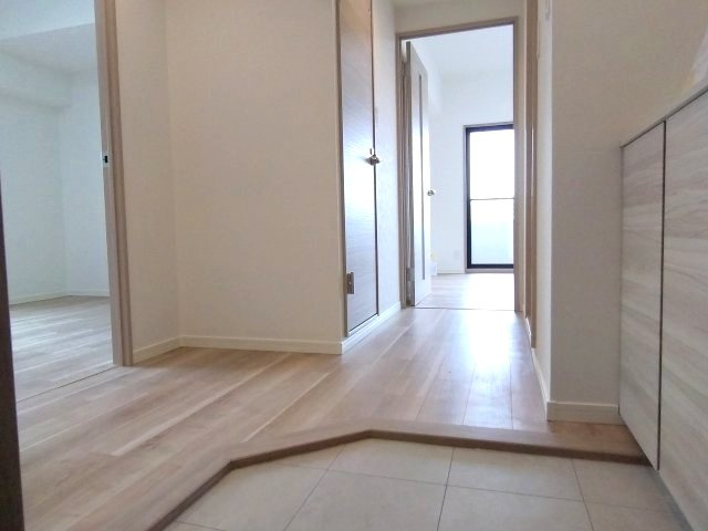 ユニーブル鹿山の玄関|玄関を入ると清潔感のある明るい空間が広がります。大
