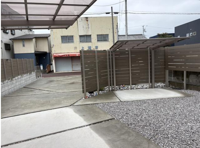 「駐車7台可＆即入居可の築浅物件」南国市駅前町1丁目　中古一戸建ての駐車場|敷地内には7台分の駐車スペース♪