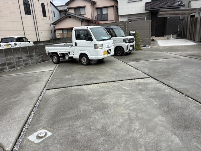 「駐車7台可＆即入居可の築浅物件」南国市駅前町1丁目　中古一戸建ての駐車場|敷地内には7台分の駐車スペース♪