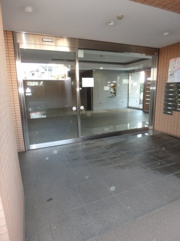 クレアメゾン鶴ヶ島ステーションフロントのエントランス