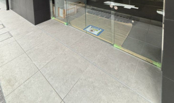 レアライズ西日暮里ノースの駐車場