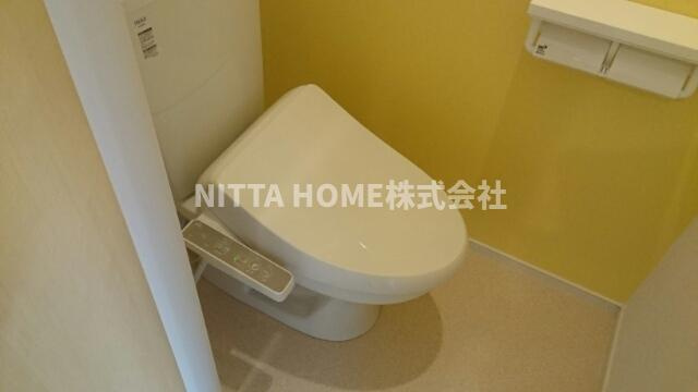  ルミエール周枳Ｂのトイレ|上にはトイレットペーパーなどをストックできる棚がついています◎
