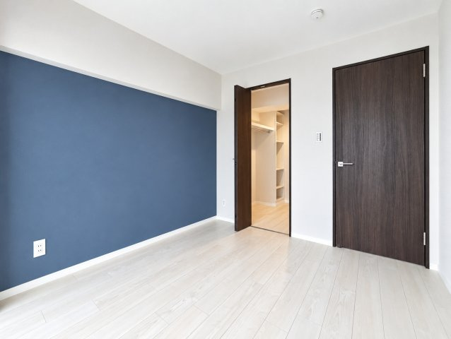 【洋室】 | 花ノ木共同ビル　フルリノベーション物件/蒔田駅徒歩5分/ウォークインクローゼット | ◆柔らかい陽光が差し込む明るいお部屋を演出する設計。彩光の取れる窓が気持ちの良いお部屋を創り上げます。