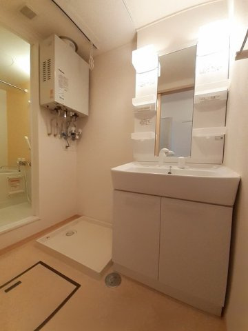 レジデンスひまわりの洗面所|忙しい朝には欠かせない洗面所です