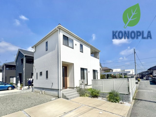 【中古戸建】足利市南大町の外観|■外観｜白ベースの外観は清潔感あふれる明るい印象的で、周囲の景観にも自然と調和しながらやわらかく上品な雰囲気を演出させてくれます♪