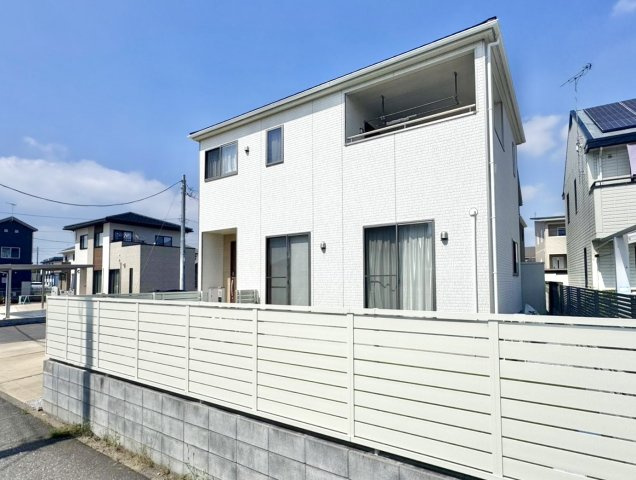 【中古戸建】足利市南大町の外観|■外観｜光をやさしく反射する外壁により、日中はより開放的で爽やかな印象となり、住まい全体を明るく見せてくれます♪