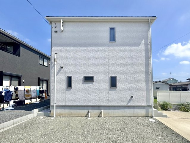 【中古戸建】足利市南大町の外観|■外観｜住宅街の中でも圧迫感が少なく、のびのびとした暮らしが叶う立地となっています♪