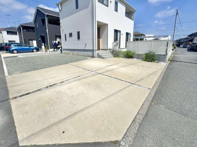 【中古戸建】足利市南大町の外観|■外観｜広々とした駐車スペースで楽々駐車可能！お買い物後もスムーズにお荷物を運べます♪