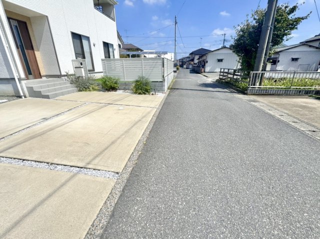 【中古戸建】足利市南大町の外観|■外観｜周囲の見渡しが良く、車の出入りの際も安全確認がしやすいため、小さなお子様がいるご家庭でも安心です♪