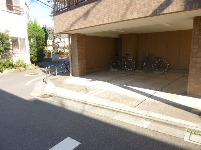 エルカーサ本郷　駐車場