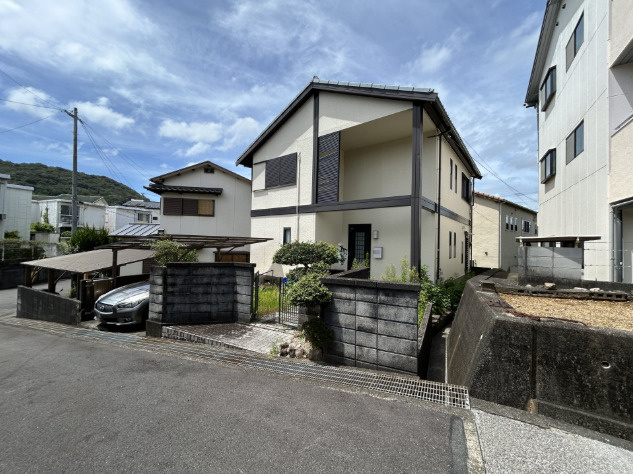 「4LDK＋納戸×駐車3台可」高知市朝倉己　中古一戸建ての外観|陽当たり・風通り良好！緑豊かな落ち着いた住環境。開放感のある立地で伸びやかな暮らしを。