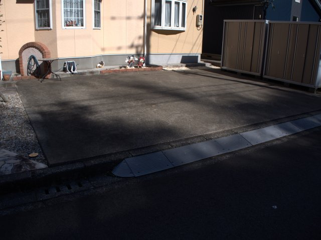 福井市本堂町　収納スペースの多いお家の駐車場