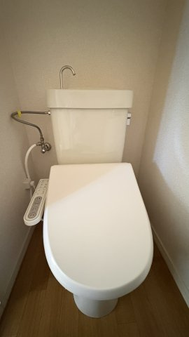 山口市矢原のアパートのトイレ|ウォッシュレット付きのトイレです。