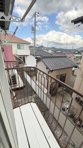 山口市矢原のアパートのバルコニー|洋室には掃き出し窓がありバルコニーに洗濯物が干せます。