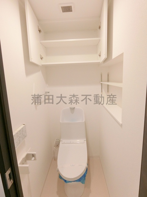 GE大田多摩川のトイレ|吊戸棚と温水洗浄便座付きのトイレ