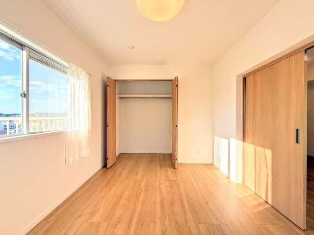 藤和ライブタウン東戸塚Ⅰの洋室|［モデルハウス］◆室内はいつも明るい印象なので気持ちの良い朝を迎えられます。各部屋にはクローゼットを完備しており、収納が多いお家はすっきりして快適空間です。