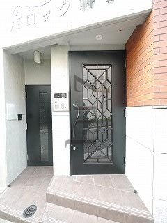 横浜市中区野毛町４丁目の賃貸マンションのエントランス