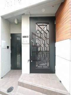 横浜市中区野毛町４丁目の賃貸マンションのエントランス