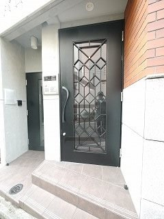 横浜市中区野毛町４丁目の賃貸マンションのエントランス