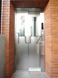 横浜市中区野毛町４丁目の賃貸マンションの玄関
