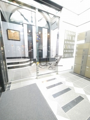 横浜市中区野毛町４丁目の賃貸マンションのエントランス