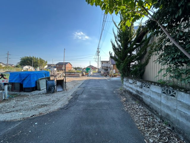 【商談中】ブルーミングガーデン　一宮市浅井町東浅井　全5区画分譲の前面道路含む現地写真|「現地（2026年10月10日）撮影」
■前面道路　
■ヤマダ不動産　株式会社リライフ