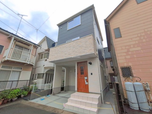 富士見市大字鶴馬の新築一戸建の外観|清潔感のある白を基調とし、収納もたっぷりある対面キッチン♪
料理をしながらご家族との会話も楽しめます。