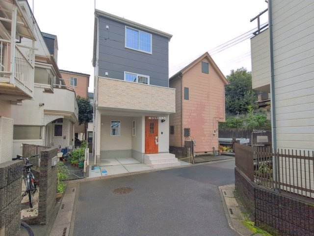 富士見市大字鶴馬の新築一戸建の前面道路含む現地写真|西側の幅員4m公道です。