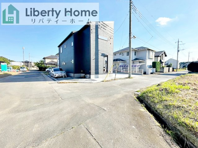小美玉市羽刈2期　新築戸建の前面道路含む現地写真