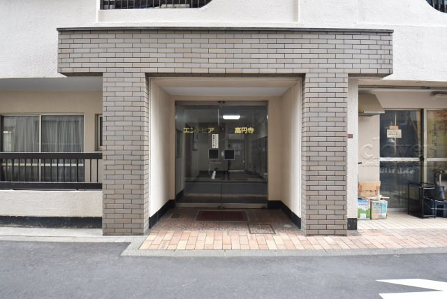【受付】 | エントピア高円寺 | 管理人さんが勤務する管理室。このマンションがきれいに保たれているのは、もちろん管理人さんのおかげ。～即日のご見学可能～　お問合せはお気軽にどうぞ。
