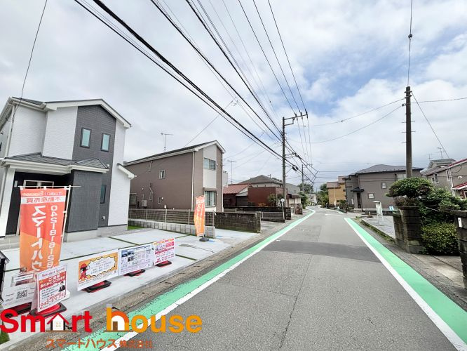 相模原市南区当麻全２棟の前面道路含む現地写真|周囲の街並みと青空に生えるお洒落な仕上がり！周囲には高い建物のないエリア。青い空が大きく感じますね♪