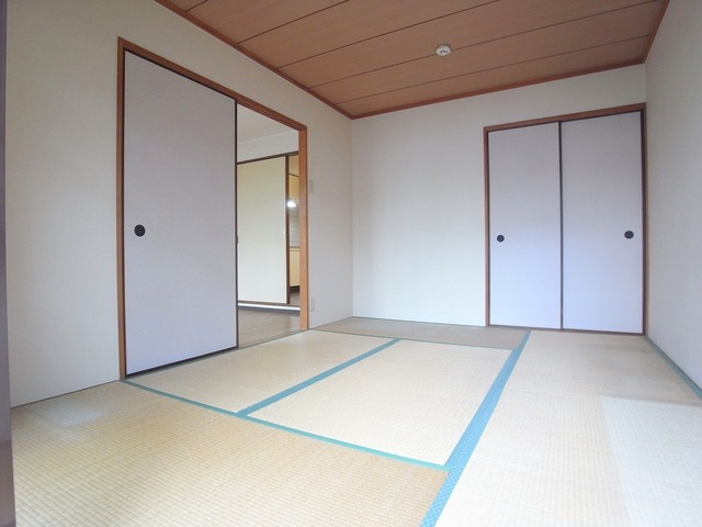 ロイヤルコート山本通の居間・リビング