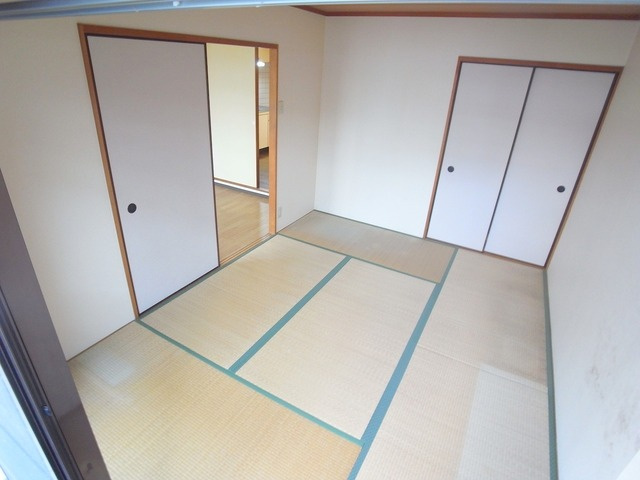ロイヤルコート山本通の居間・リビング