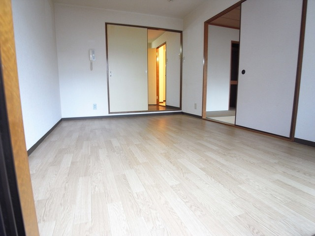 ロイヤルコート山本通の居間・リビング