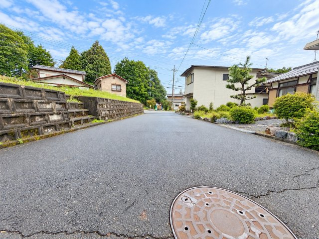 甲賀市甲南町新治の前面道路含む現地写真