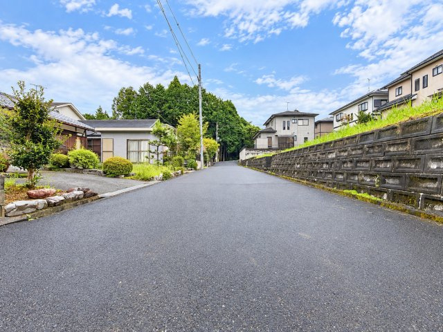 甲賀市甲南町新治の前面道路含む現地写真