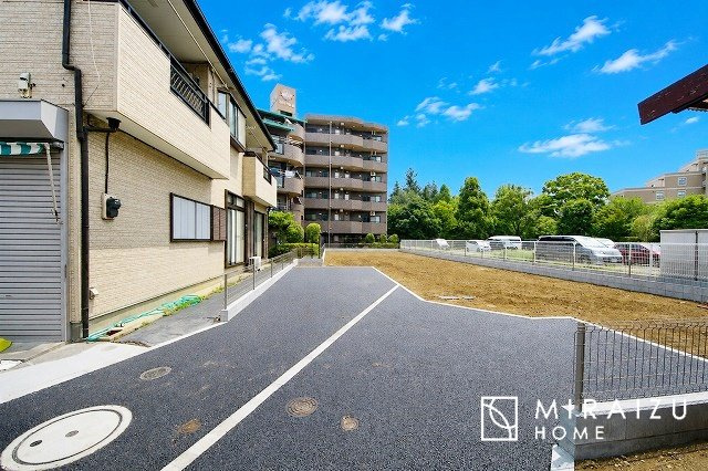 【前面道路含む現地写真】 | どういった間取りにしよう。どの部屋をどう使おう、インテリアはどうしよう、想像するだけでわくわくしちゃいますね。マイホーム計画が楽しみですね☆