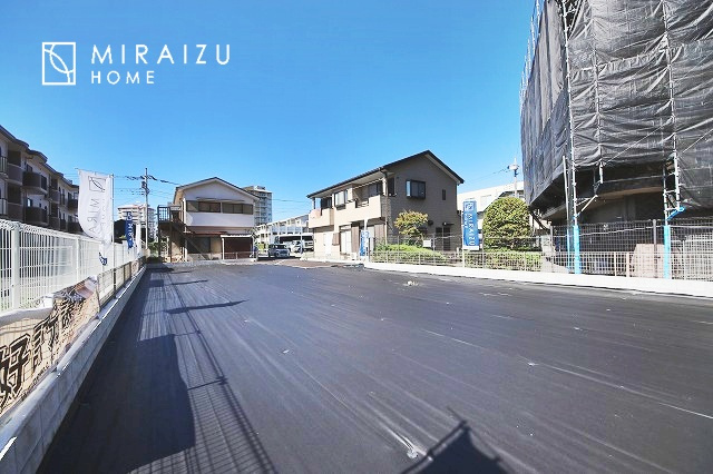 【外観】 | お車の運転に自信のない方でも安心かなと思います。とても解放感があり、日当たりも気持ちよさそうです。