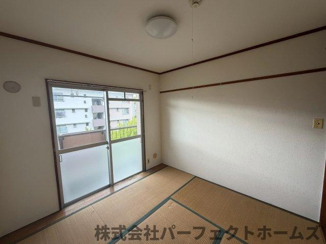 釈尊寺第一住宅第14号棟の和室|柔らかい畳が心地よい和室