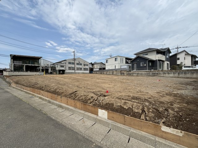 【前面道路含む現地写真】 | 【波志江第３期　現地外観】
※令和８年９月時点