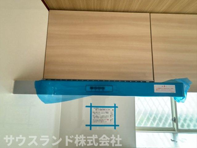 八王子市横川町のキッチン|お手入れが簡単なレンジフードを備えたキッチンです！煙やニオイをしっかりと吸い込み、リビングに広がるのを防ぎます。フラットなデザインで拭き掃除もサッと済ませることができ、毎日の家事負担を軽減します☆