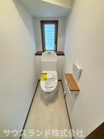 八王子市横川町のトイレ|清潔感あふれるシンプルなデザインのトイレです！温水洗浄便座を備えており、一年を通して快適にお使いいただけます。換気用の小窓が付いているため、自然の光を取り入れながらいつでも爽やかな状態を保てます☆