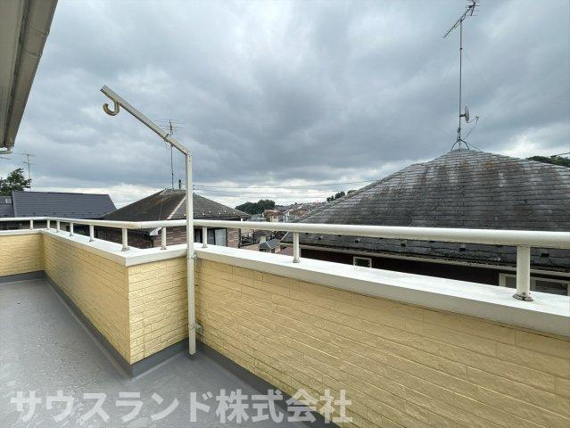 八王子市横川町のバルコニー|陽当たりの良い広々としたバルコニーです！お洗濯物や大きなお布団もたっぷりと干すことができ、お日様の匂いがするふかふかの仕上がりに。気分転換に外の空気を吸ってリフレッシュするのにも最適なスペースです☆