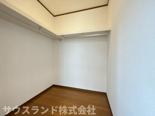 八王子市横川町の収納|お部屋を広く使える便利なクローゼット収納です！上部には枕棚があり、季節外れのお布団やバッグなども無駄なくしまえます。衣類をハンガーに掛けたまま収納できるので、毎日の身支度もスムーズに整います☆