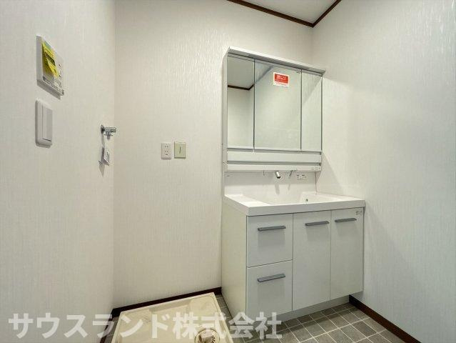 八王子市横川町の独立洗面台|大きな三面鏡を備えた使いやすい独立洗面化粧台です！鏡の裏側はたっぷりの収納スペースになっており、洗面用具や化粧品もすっきり片付きます。洗面ボウルも広く、忙しい朝の身支度もご家族でスムーズに行えます☆