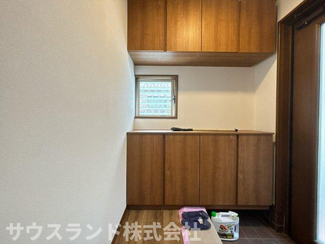 八王子市横川町の玄関|小窓から優しい光が差し込む明るい玄関スペースです！大容量のシューズボックスを備えており、ご家族全員の靴もすっきりと収納可能。いつでも綺麗な玄関を保てるため、急な来客時でも気持ちよくお出迎えできます♪