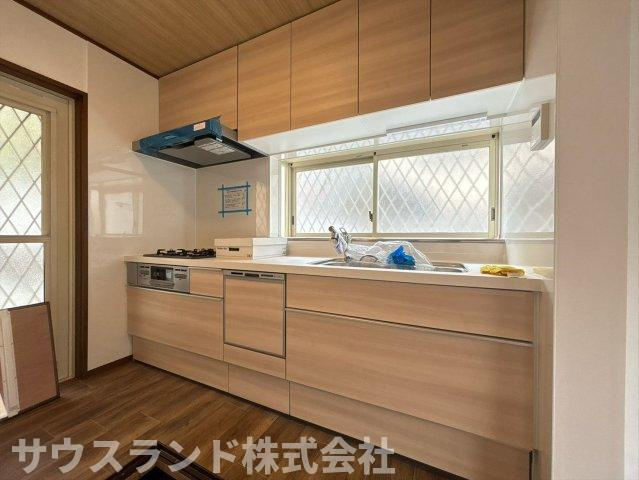 八王子市横川町のキッチン|リビングを見渡せる開放的な対面式システムキッチンです！お料理中もご家族との会話が弾み、お子様の様子を見守りながら作業ができます。勝手口も付いており、ゴミ出しなどもスムーズに行えて家事も捗ります☆