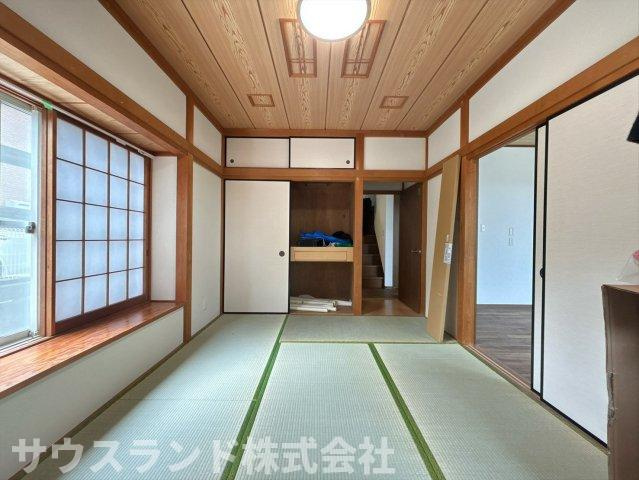 八王子市横川町の和室|障子から柔らかな光が差し込む、本格的な造りの落ち着いた和室です！い草の香りに癒やされながら、ご家族でゆったりとお昼寝を楽しむのにもぴったり。来客時の客間としても重宝する、使い勝手の良い空間です☆