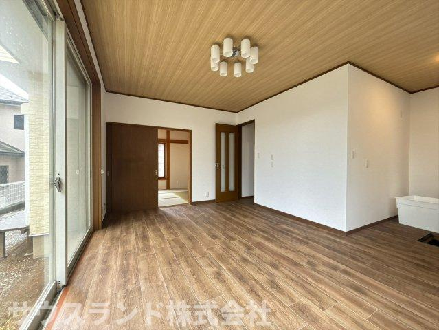 八王子市横川町の居間・リビング|奥行きがあり広々としたリビングダイニングです！風通しも良く、爽やかな空気がお部屋全体を包み込みます。お友達を招いてお食事を楽しむのにもぴったりなゆとりがあり、毎日の生活がより一層楽しくなります♪